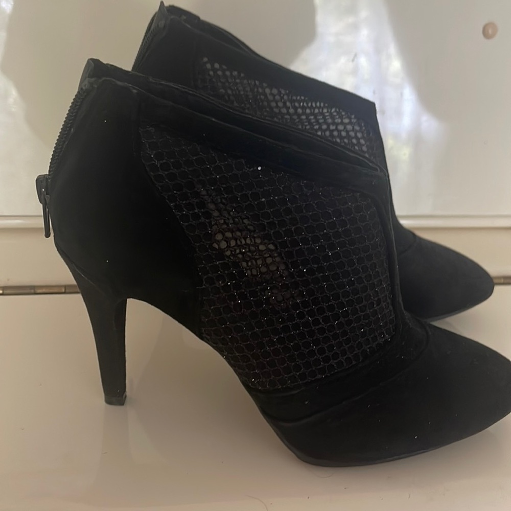 Beautiful, high heel leather shoes. Size 6.Heel 4”